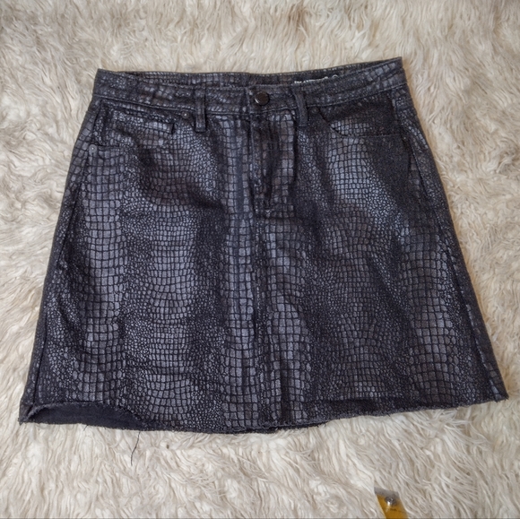 New Blank NYC Python Raw Hem Coated Denim A-line Mini Skirt Size 26 - Picture 4 of 12